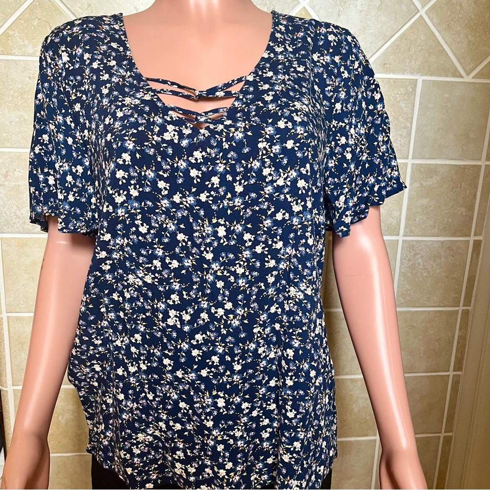 🔴2/$25 NWT SO Blue Floral Short Sleeve Top with Cute Criss-cross at chest, L